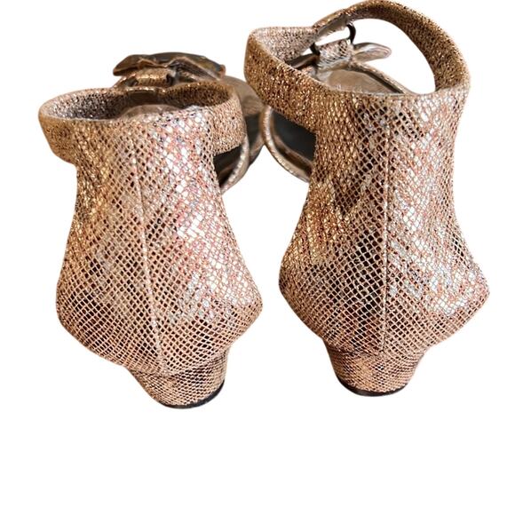 New York Transit Woman's 8M Metallic Snakeskin Sandals Slip On Small Wedge - Picture 2 of 5